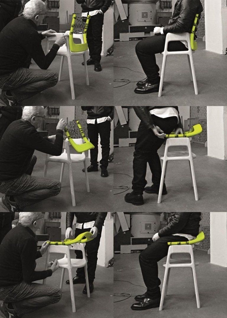 Scena in scala di grigi composta da tre pannelli che ritrae una persona seduta accanto a una sedia, mentre una persona la aiuta a provare una scarpa giallo neon.