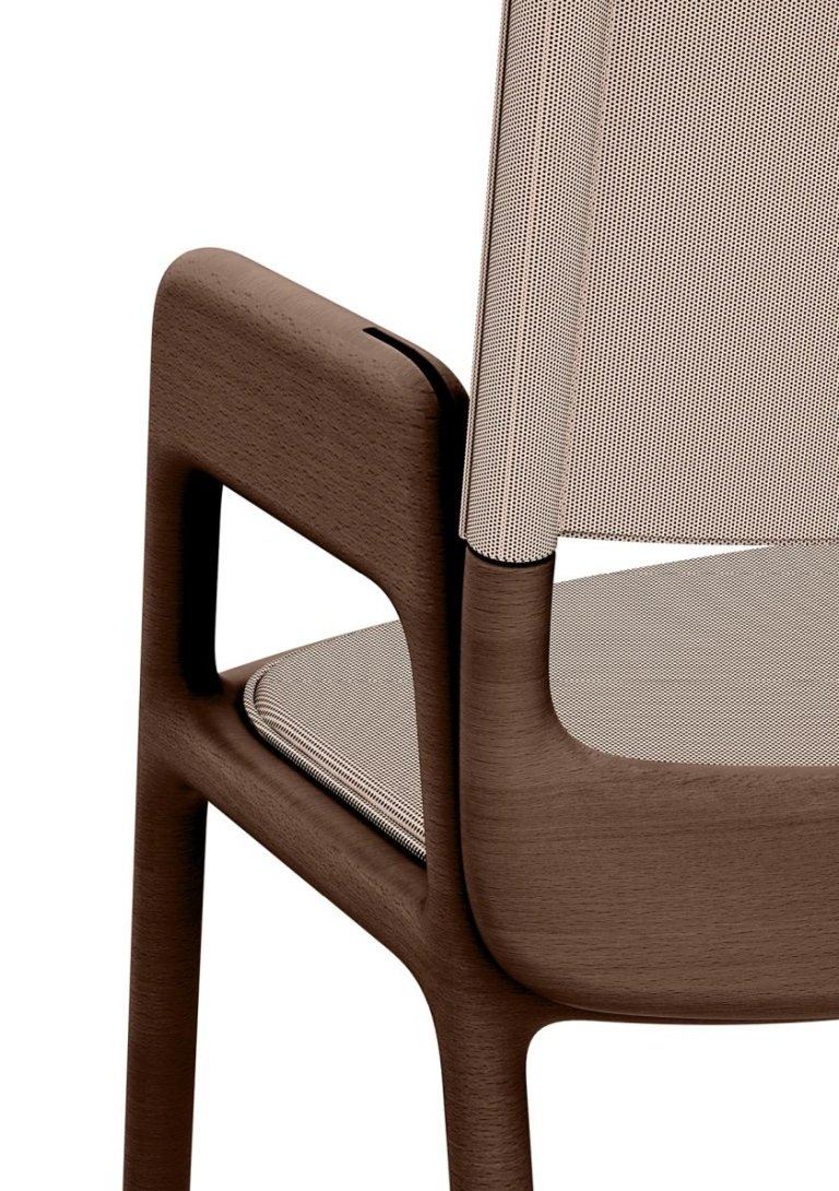 Primo piano di una sedia in legno marrone con seduta e schienale intrecciati beige.