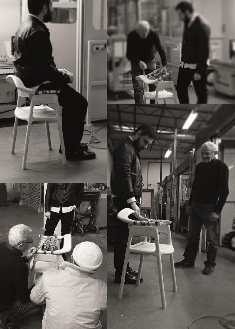 Collage in bianco e nero di persone sedute e in piedi attorno a degli sgabelli in un ambiente di laboratorio o studio.