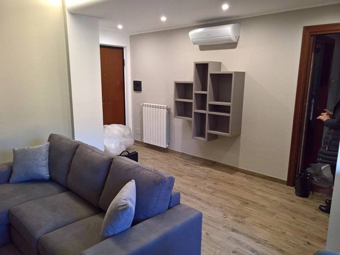 sala con divano e libreria a muro