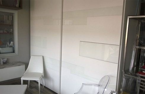 camera da letto con armadio bianco