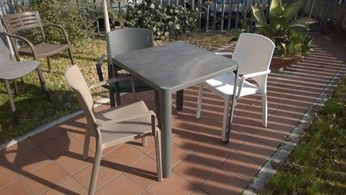tavolo per esterni e sedie di plastica con braccioli