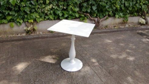 tavolo quadrato con base tonda