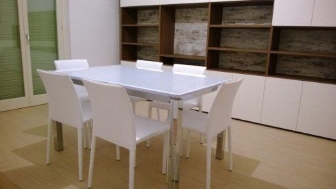 sala con tavolo bianco