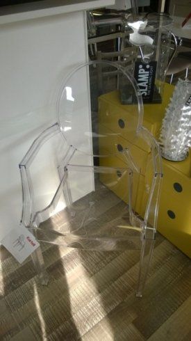 sedia con braccioli in plastica trasparente