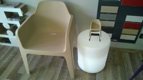 sedia di plastica con modellini