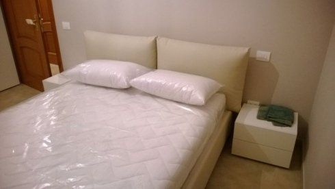 letto matrimoniale con comodini bianchi