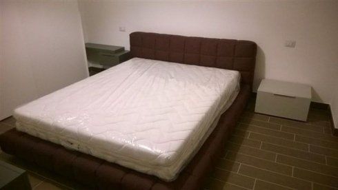 struttura letto matrimoniale con materasso