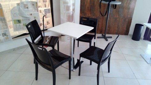 tavolo quadrato in acciaio e legno
