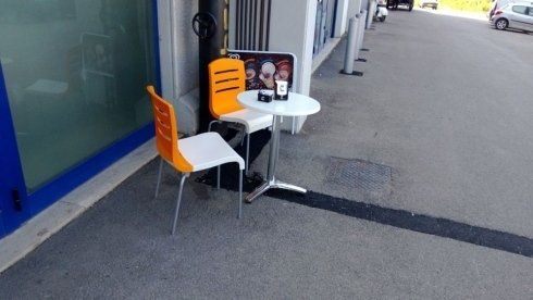 tavolo con sedie da esterno