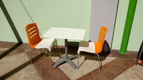 tavolo e sedie in plastica e ferro