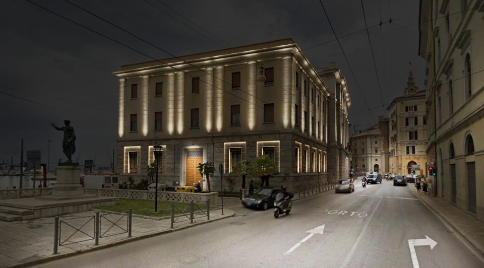 facciata della Banca d'Italia illuminata ad Ancona