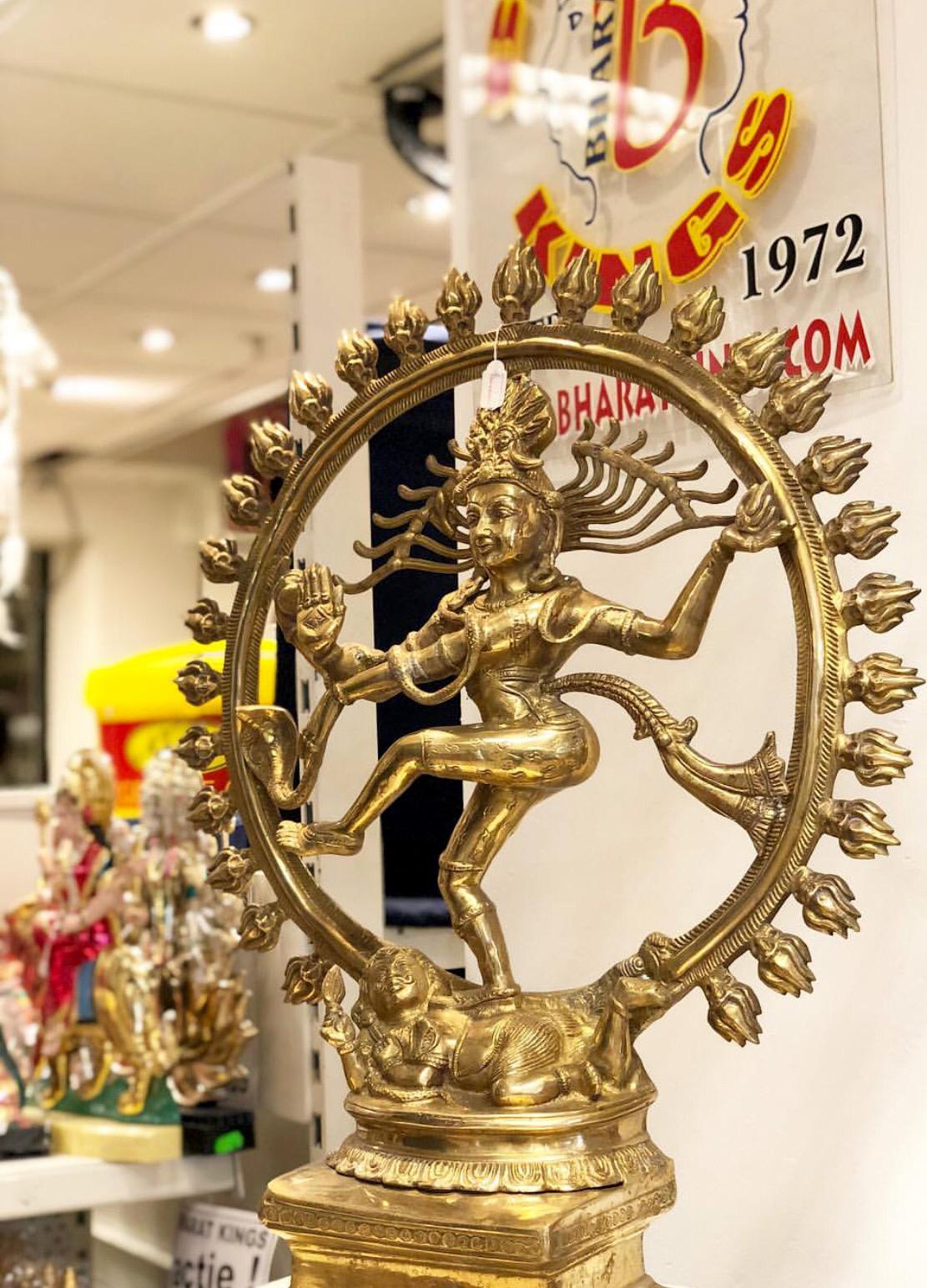 Een beeld van een vrouw die danst in een cirkel in een winkel.