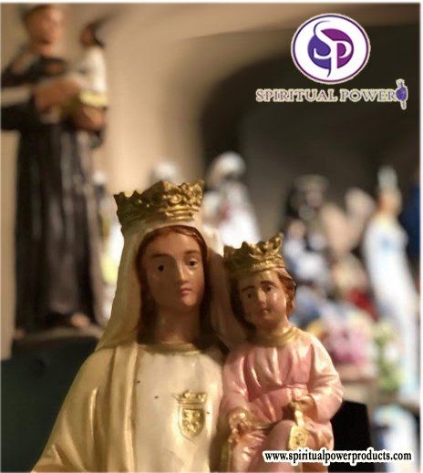 Een beeld van een vrouw die een kind vasthoudt met een spiritueel krachtlogo op de achtergrond