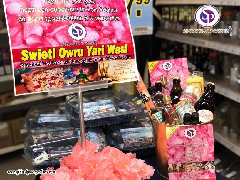 Een uitstalling van roze snoepjes in een winkel met een bord met de tekst swieti owru yarl wasl