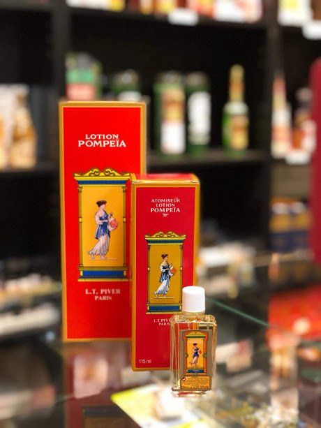 Naast een doos staat een fles lotion pompeia