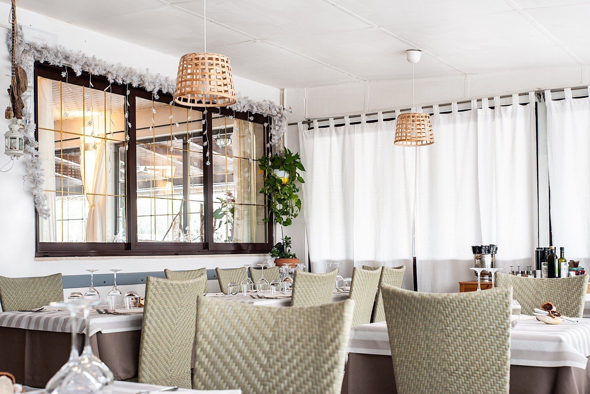 Un ristorante con tavoli e sedie e una grande finestra