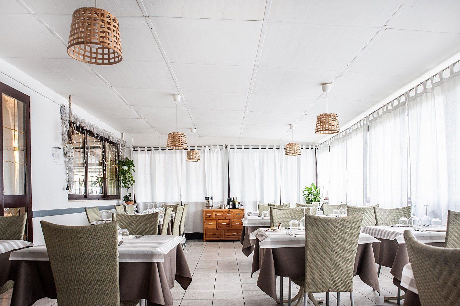 Un ristorante con tavoli e sedie e molte finestre