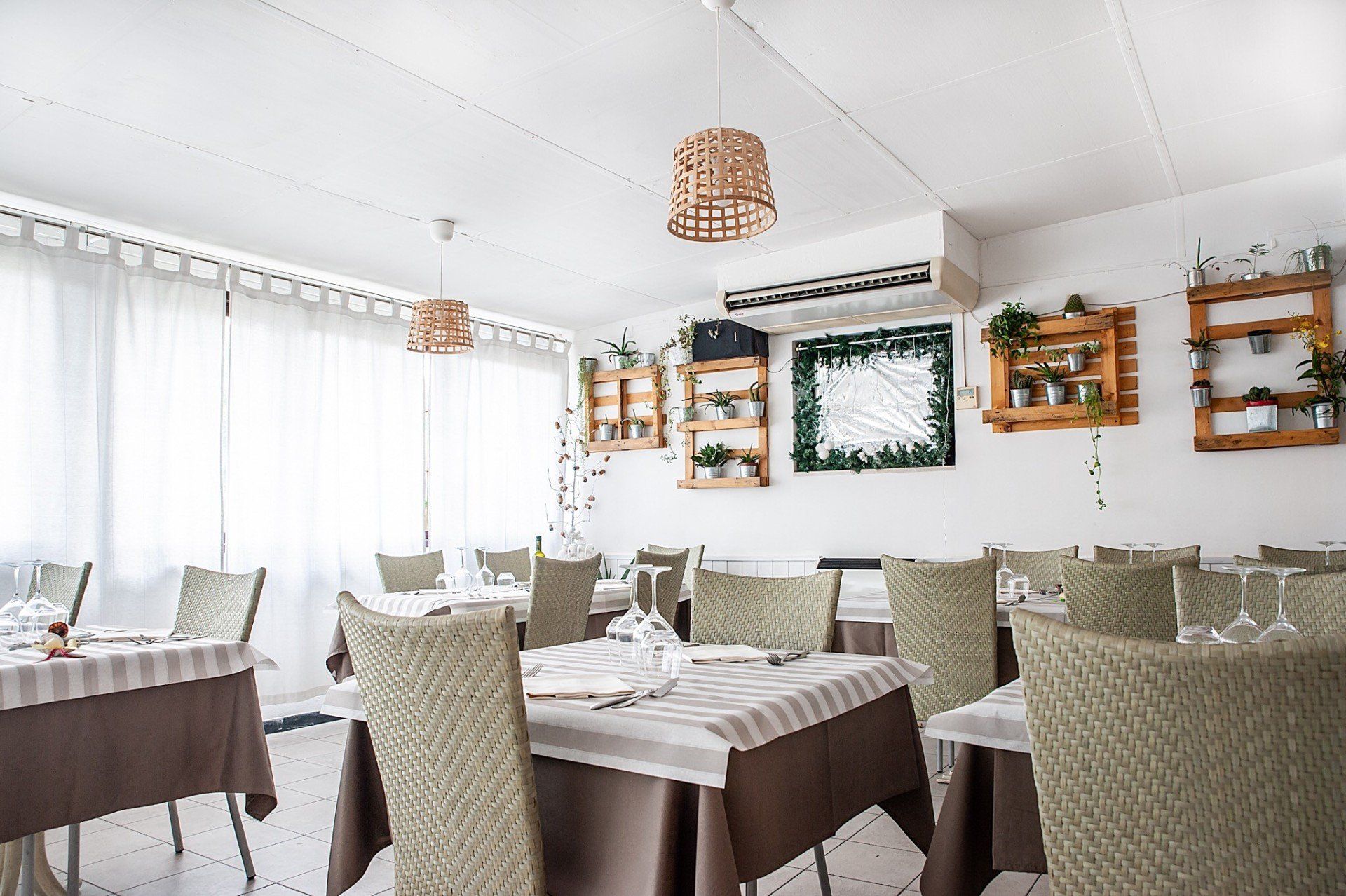 Un ristorante con tavoli e sedie e una grande finestra