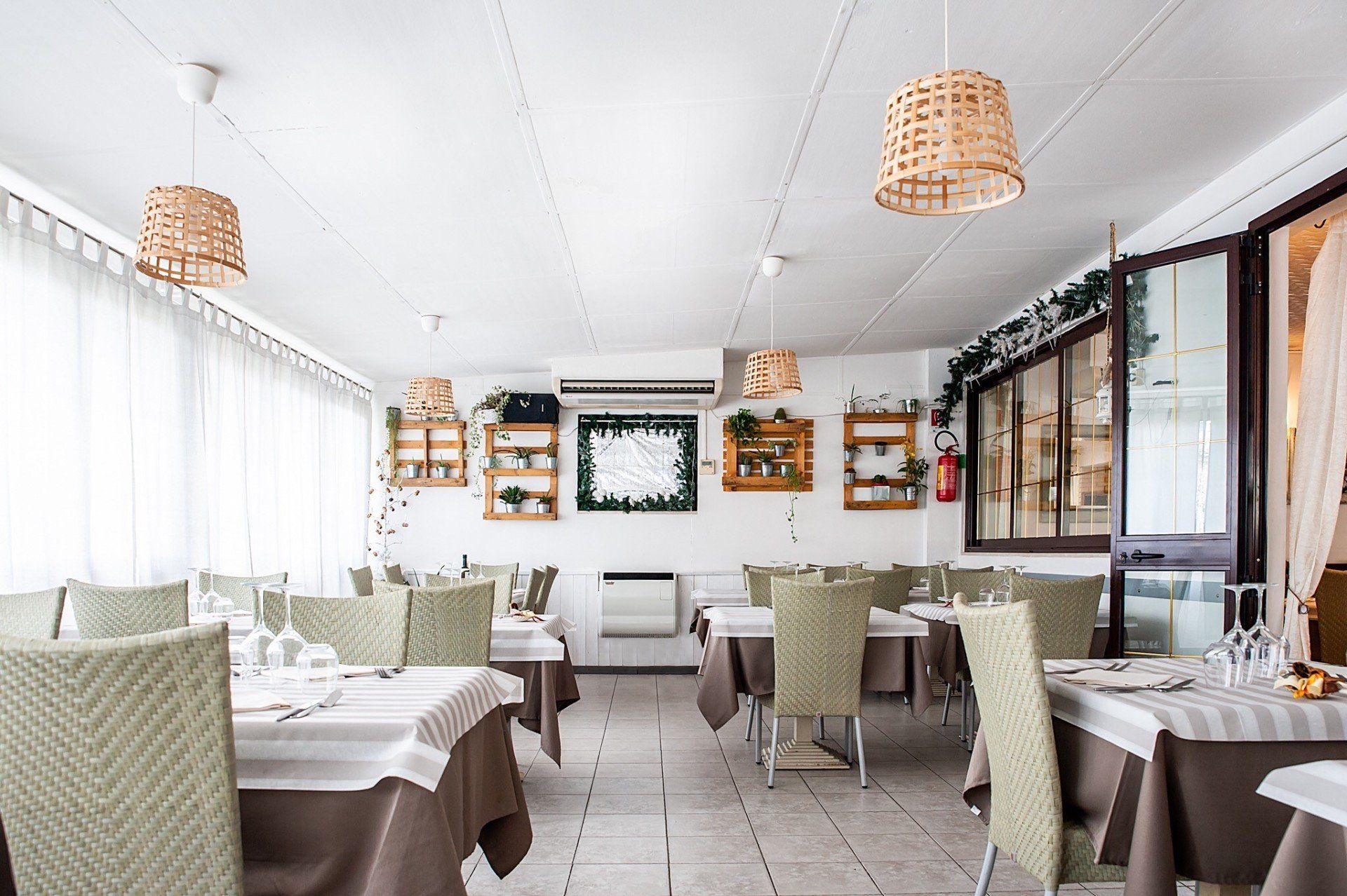 Una grande sala da pranzo con tavoli e sedie in un ristorante.