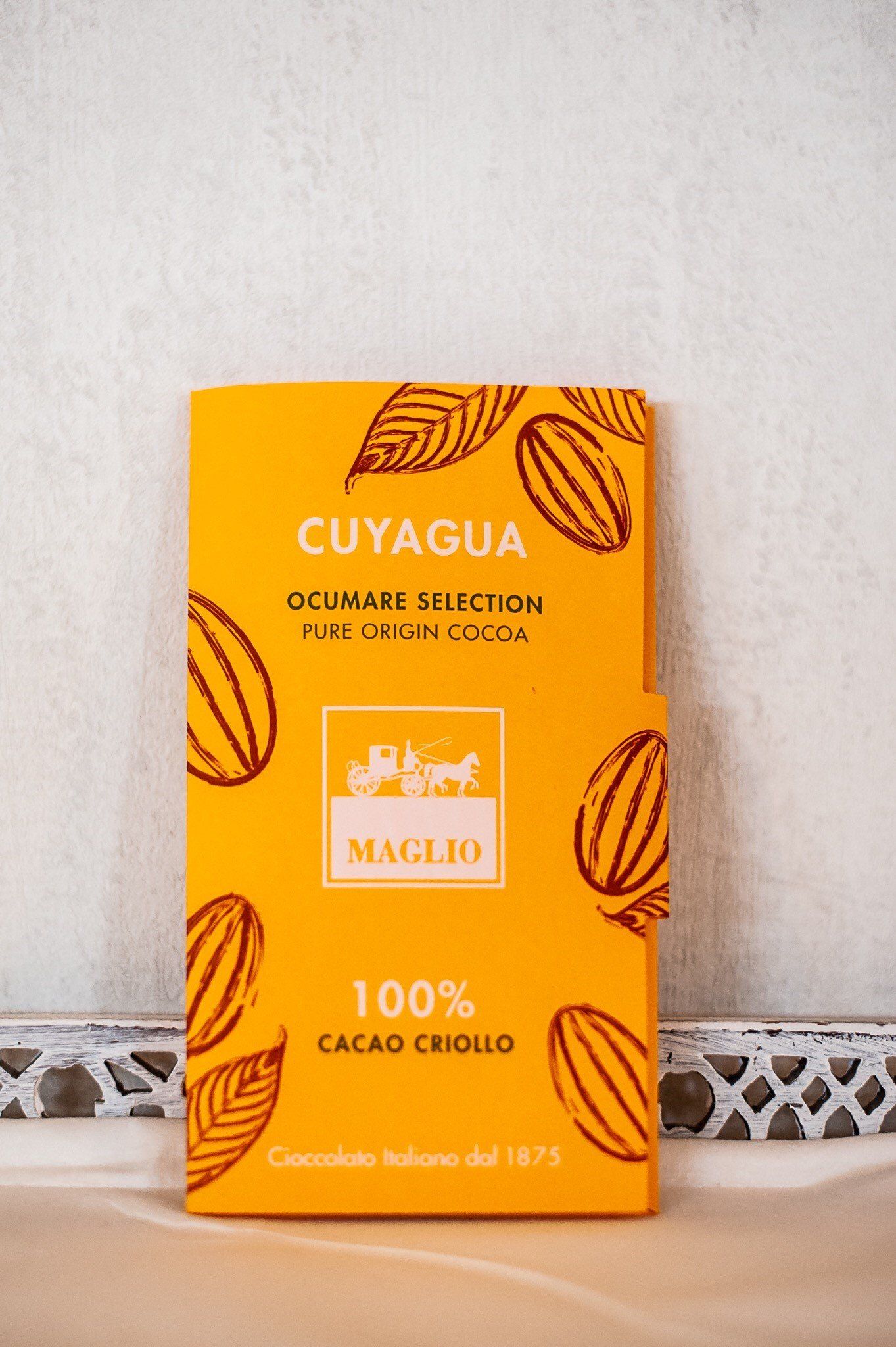 Una scatola gialla di cioccolato Cuyagua 100% cacao