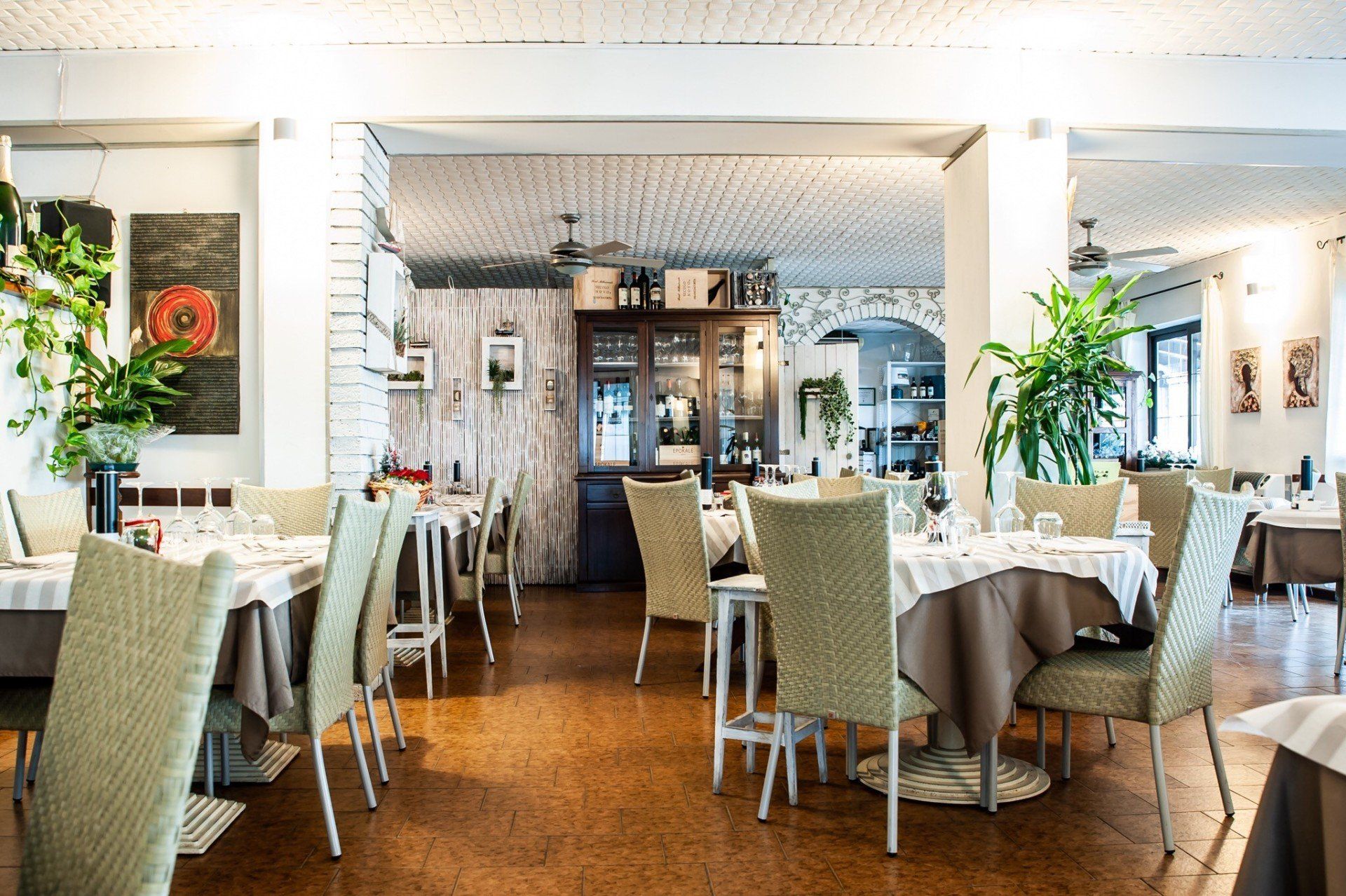 Una grande sala da pranzo con tavoli e sedie