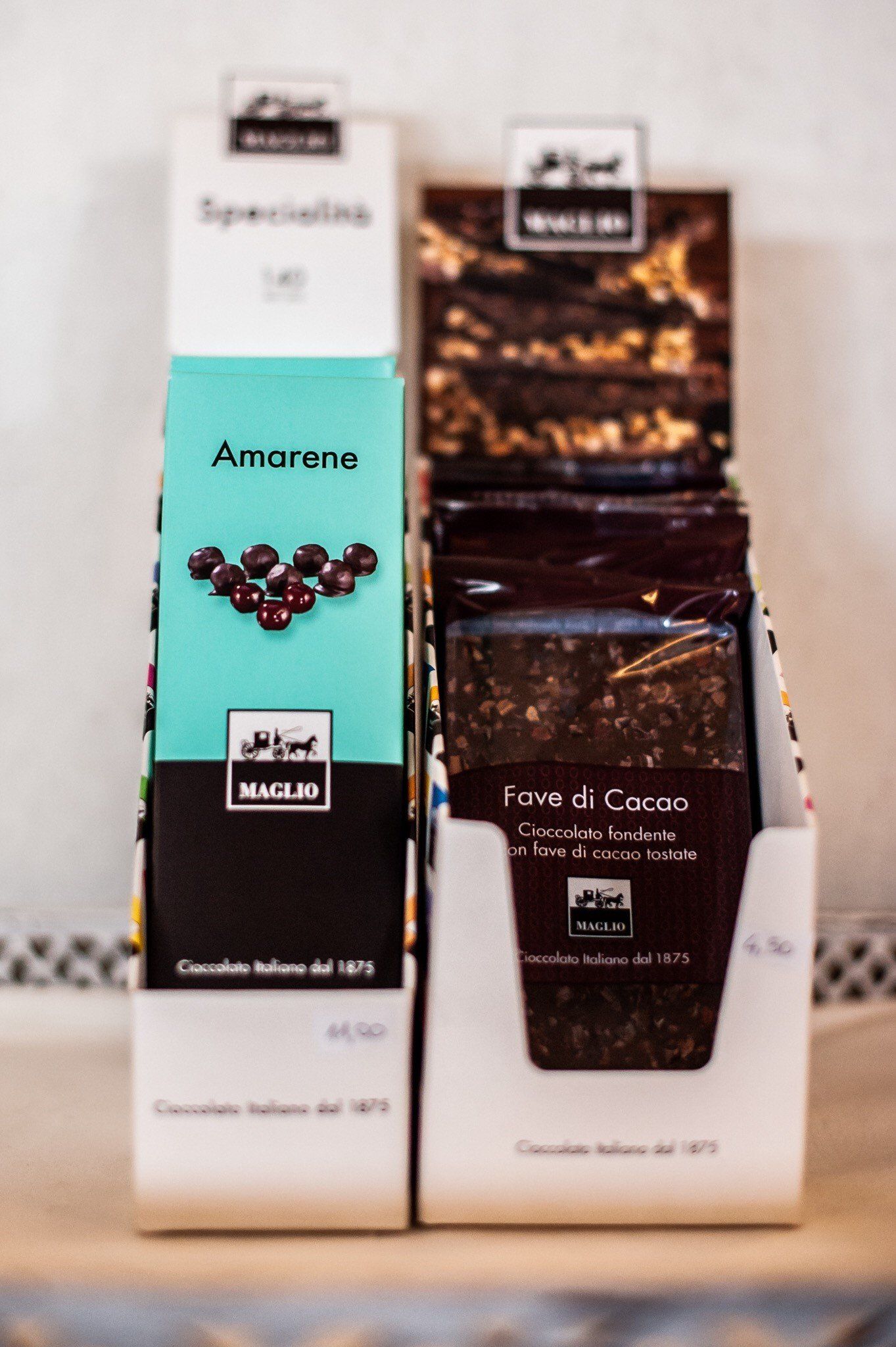 Una mostra di barrette di cioccolato con una scritta 