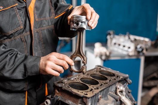 riparazione motore di un'auto
