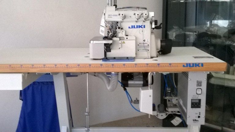tavolo con macchina da cucire industriale