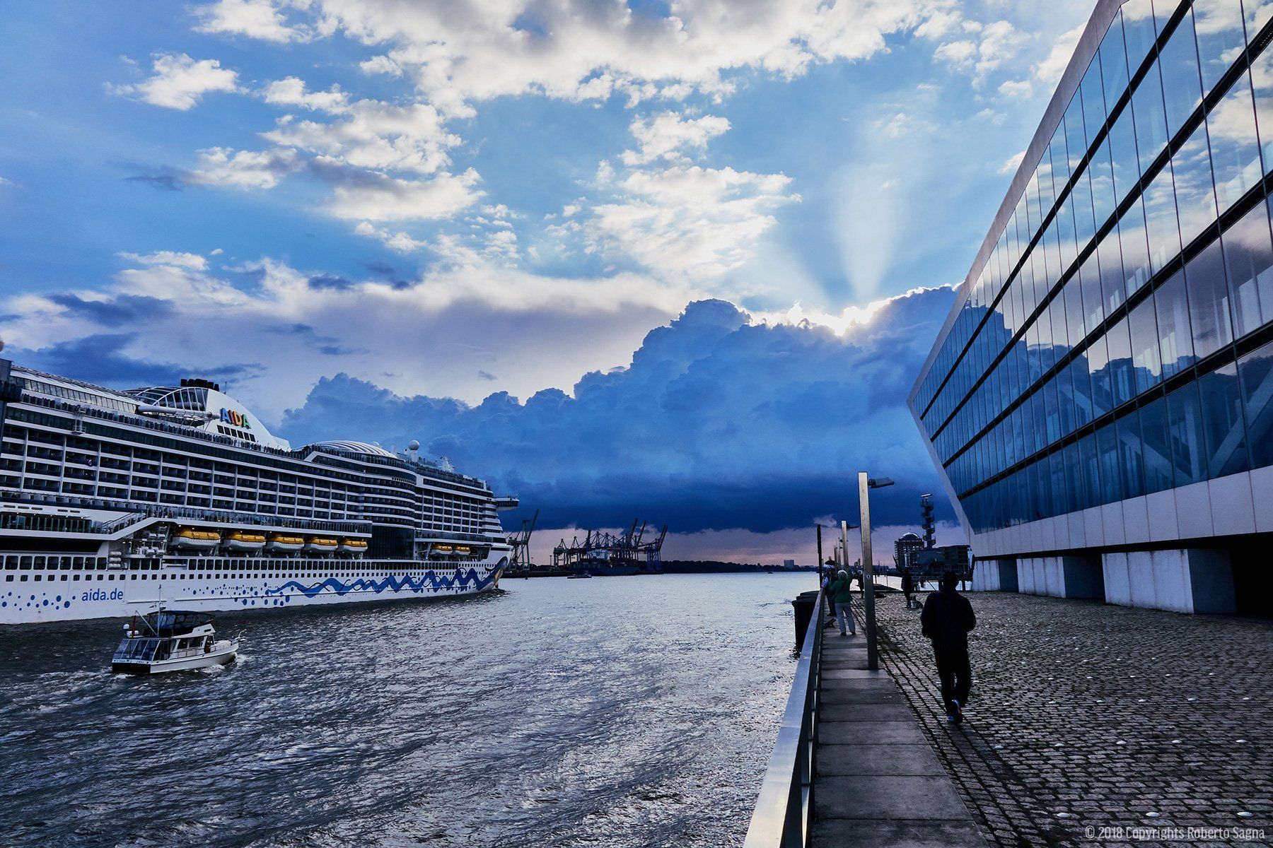 AIDA Kreuzfahrtschiff und Dockland Hamburg - Hafenfotografie