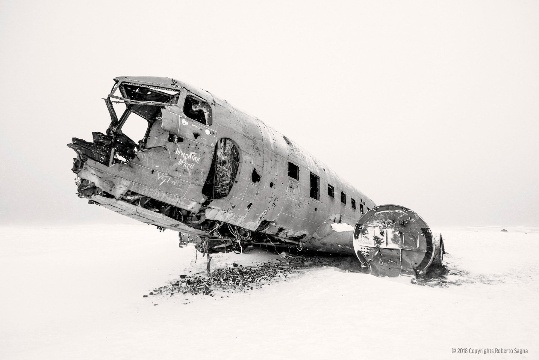 Flugzeugwrack ‎⁨Vík⁩, ⁨Suðurland⁩, ⁨Island – Schwarzweiß #1 - Fotokunst