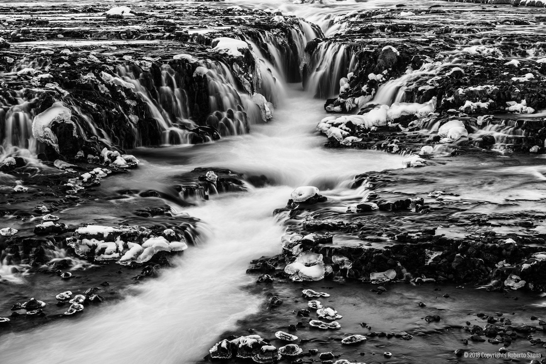 Bruarfoss Wasserfall Island – Landschaftsfotografie Schwarzweiß 