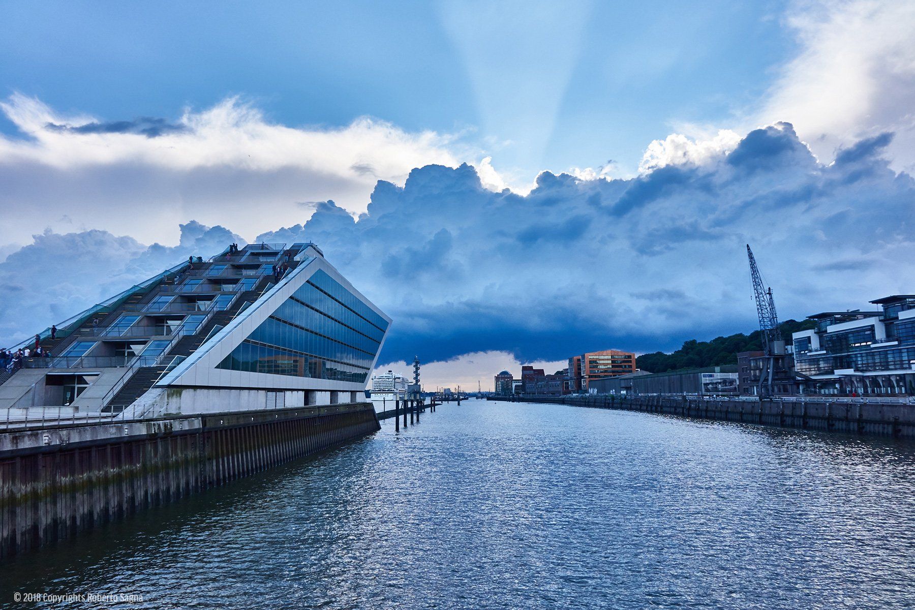 Dockland Hamburg mit Wolken - Hafenfotografie
