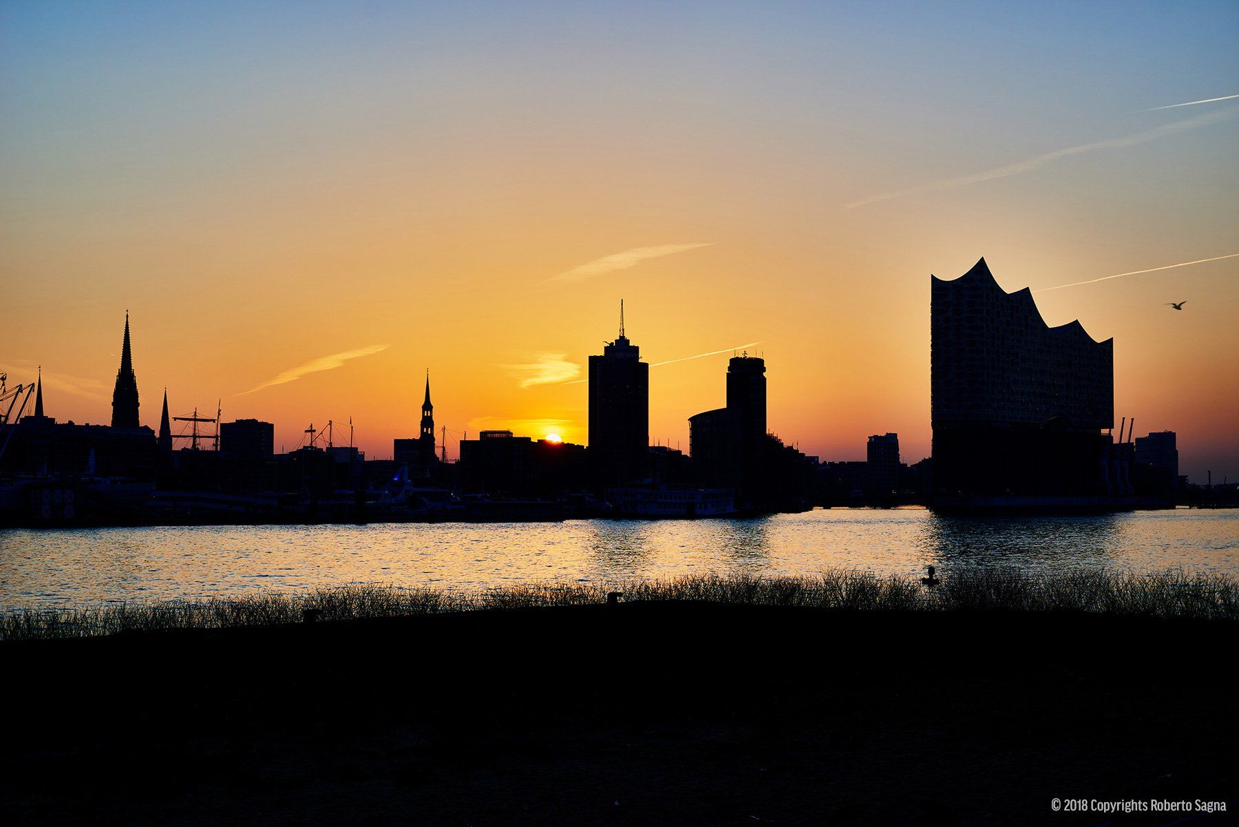 Elbphilharmonie bei Sonnenaufgang – Hamburg Fotografie