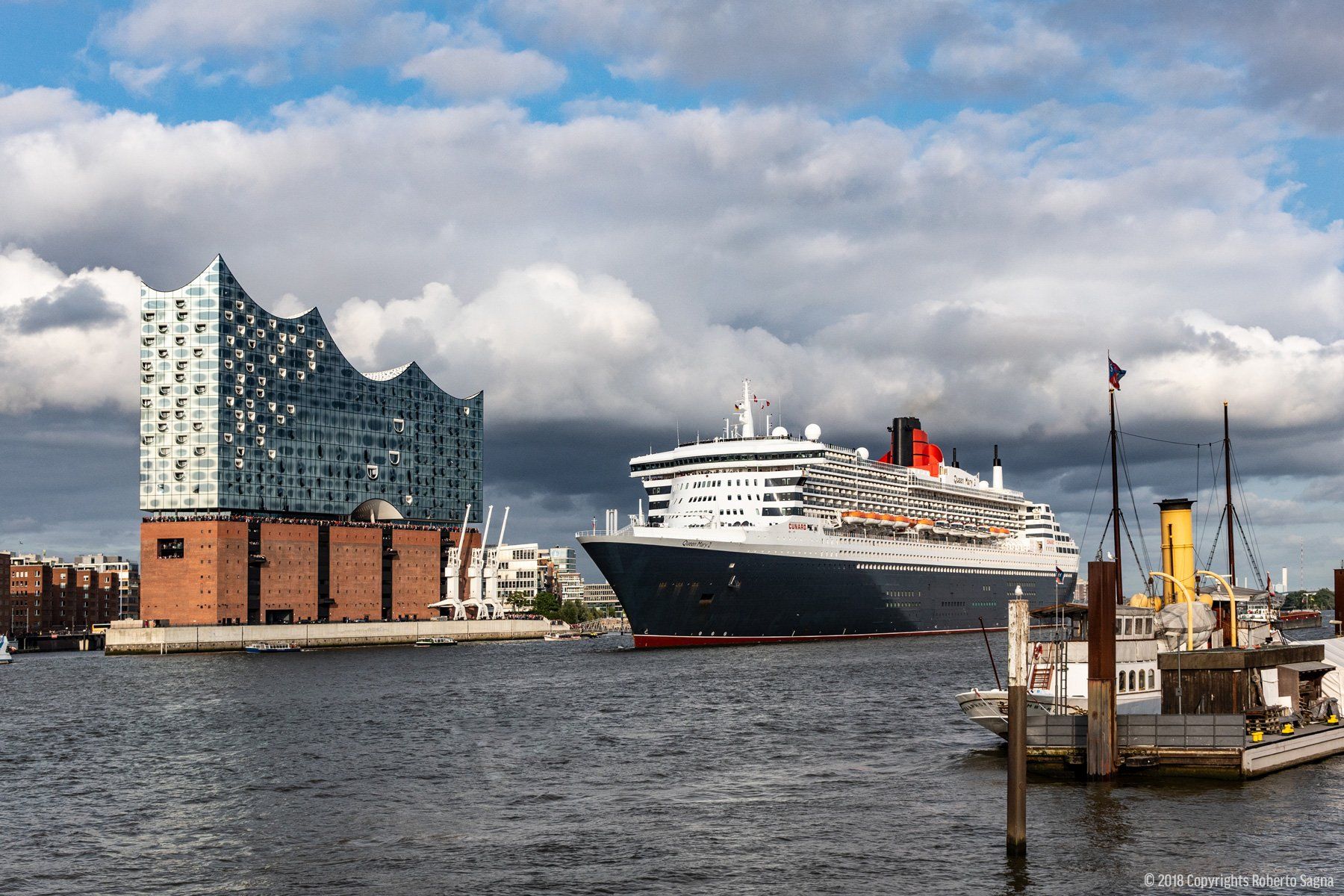 Elbphilharmonie und Queen Mary 2 – Hamburger Hafen Fotografie