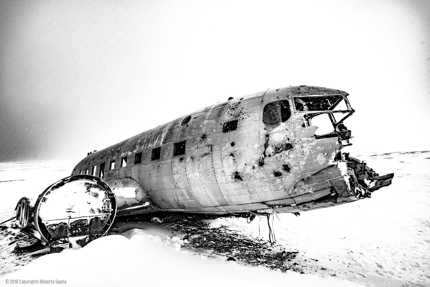 Flugzeugwrack ‎⁨Vík⁩, ⁨Suðurland⁩, ⁨Island – Schwarzweiß #2 - Fotokunst