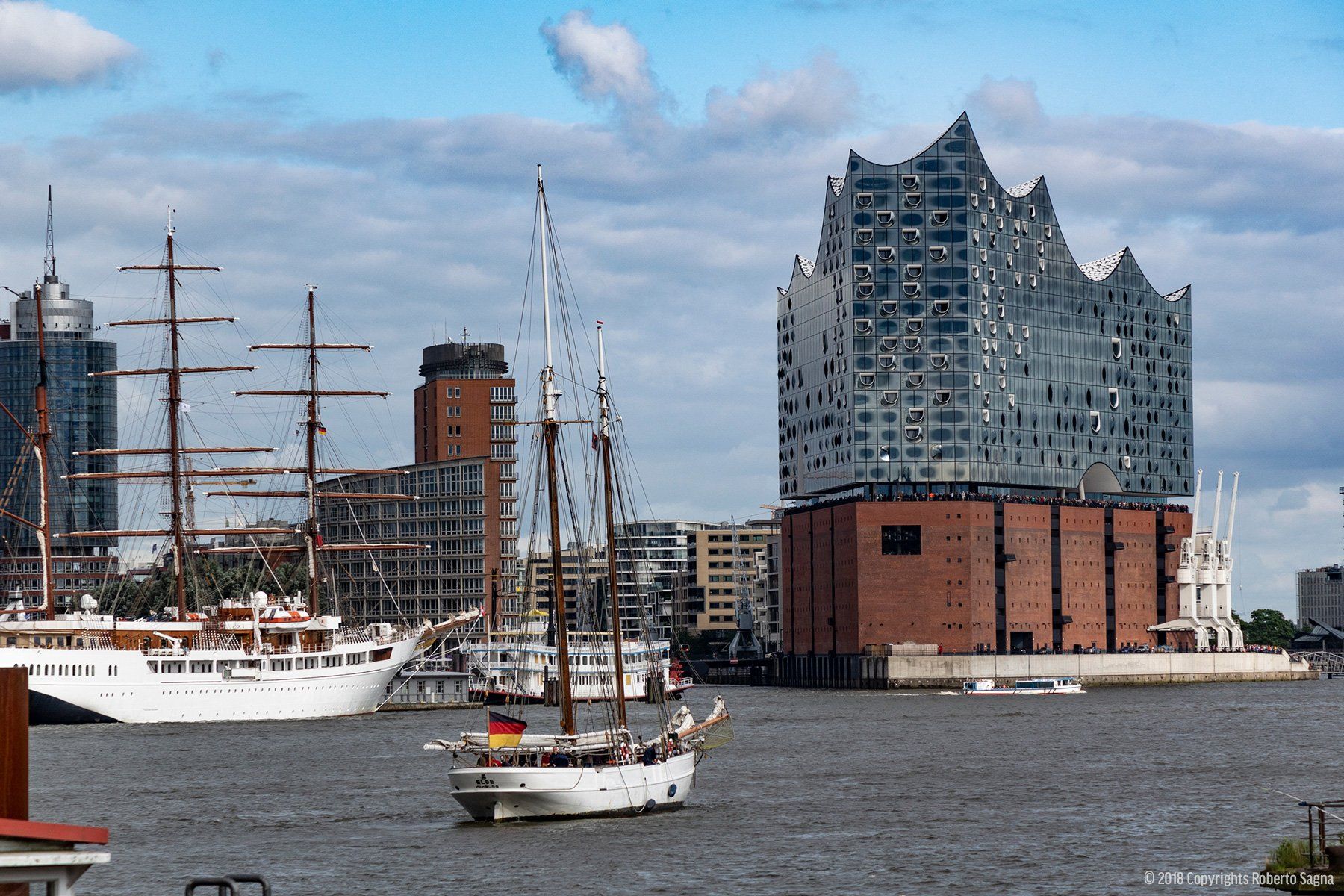 Sea Cloud und Elbphilharmonie im Hamburger Hafen – Fotokunst