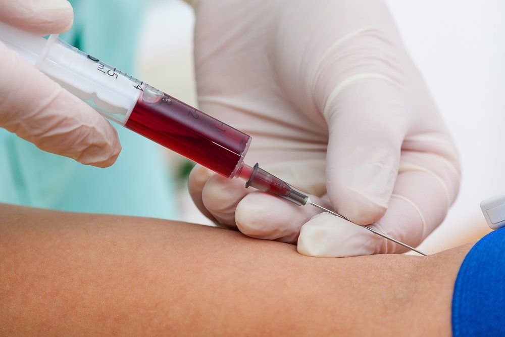 Prelievo del sangue su paziente