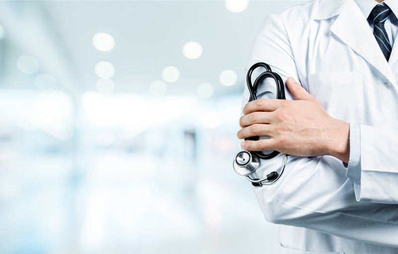 medico a braccia conserte