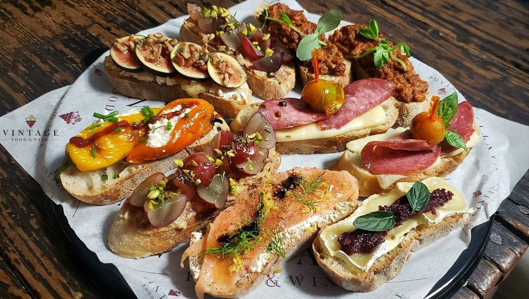 Hay muchos tipos diferentes de comida en el plato.
