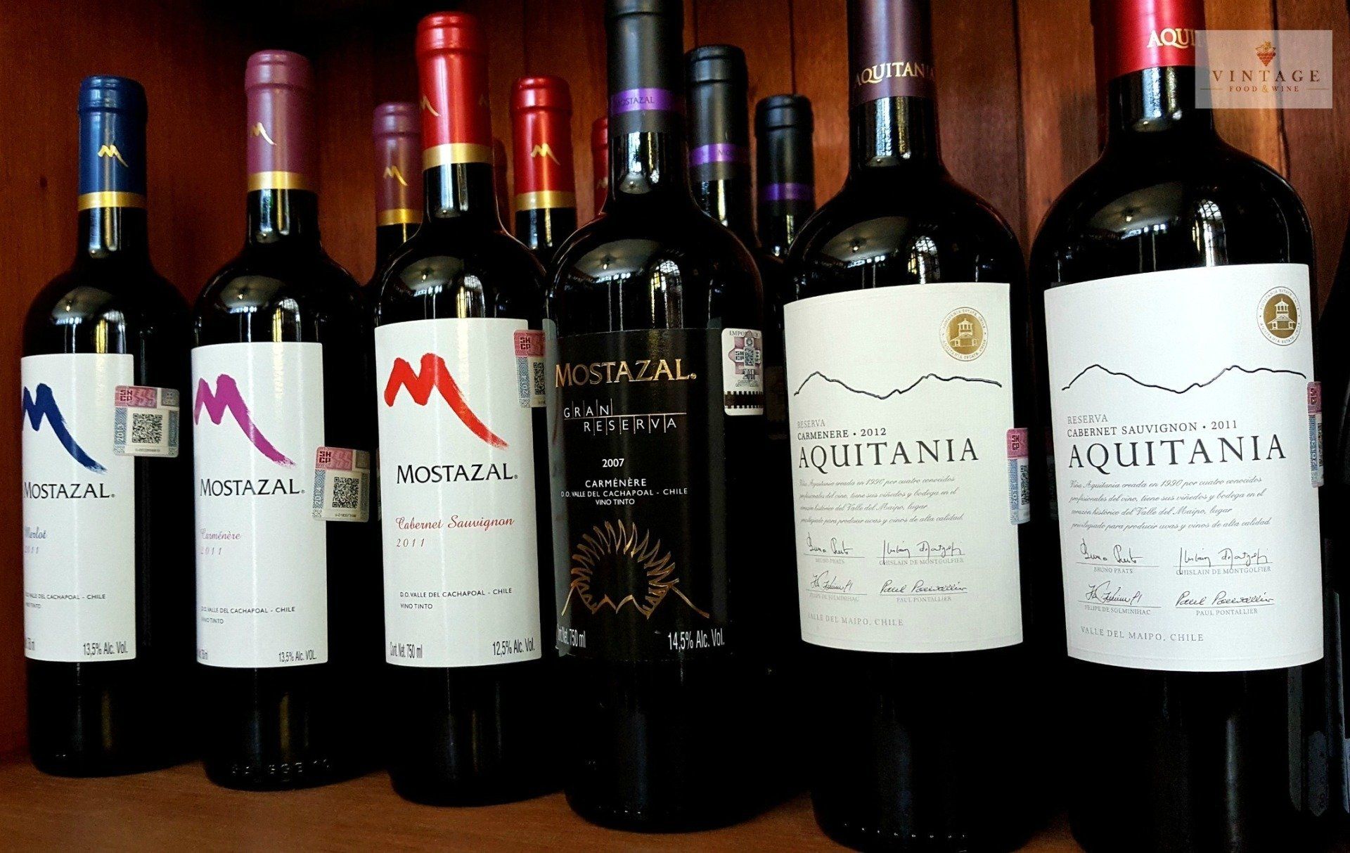 Varias botellas de vino están alineadas, incluida Quintana.