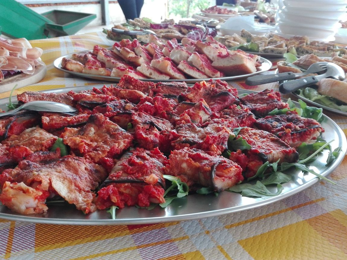 vassoi con involtini di melanzane e pizze al taglio