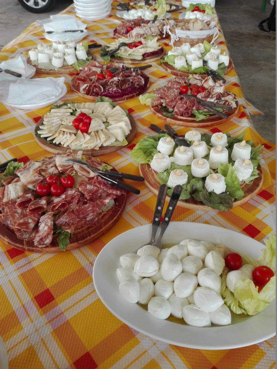 banchetto con salumi e formaggi a km 0
