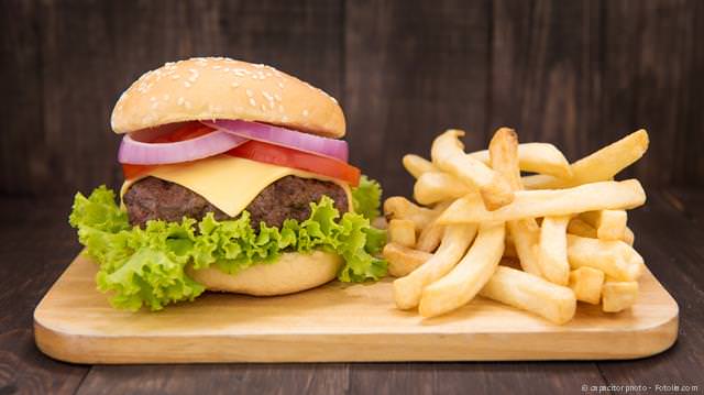 Vitalstoffarme Ernährung schwächt das Immunsystem und beeinträchtigt die Regeneration des Zahnhalteapparates.