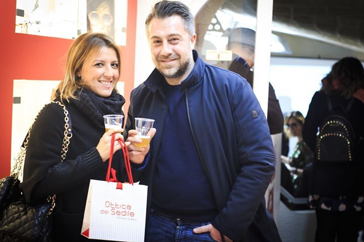 Un uomo e una donna sono in piedi uno accanto all'altro e tengono in mano dei boccali di birra.