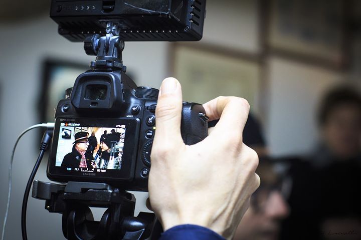 Una persona sta scattando una foto con una macchina fotografica