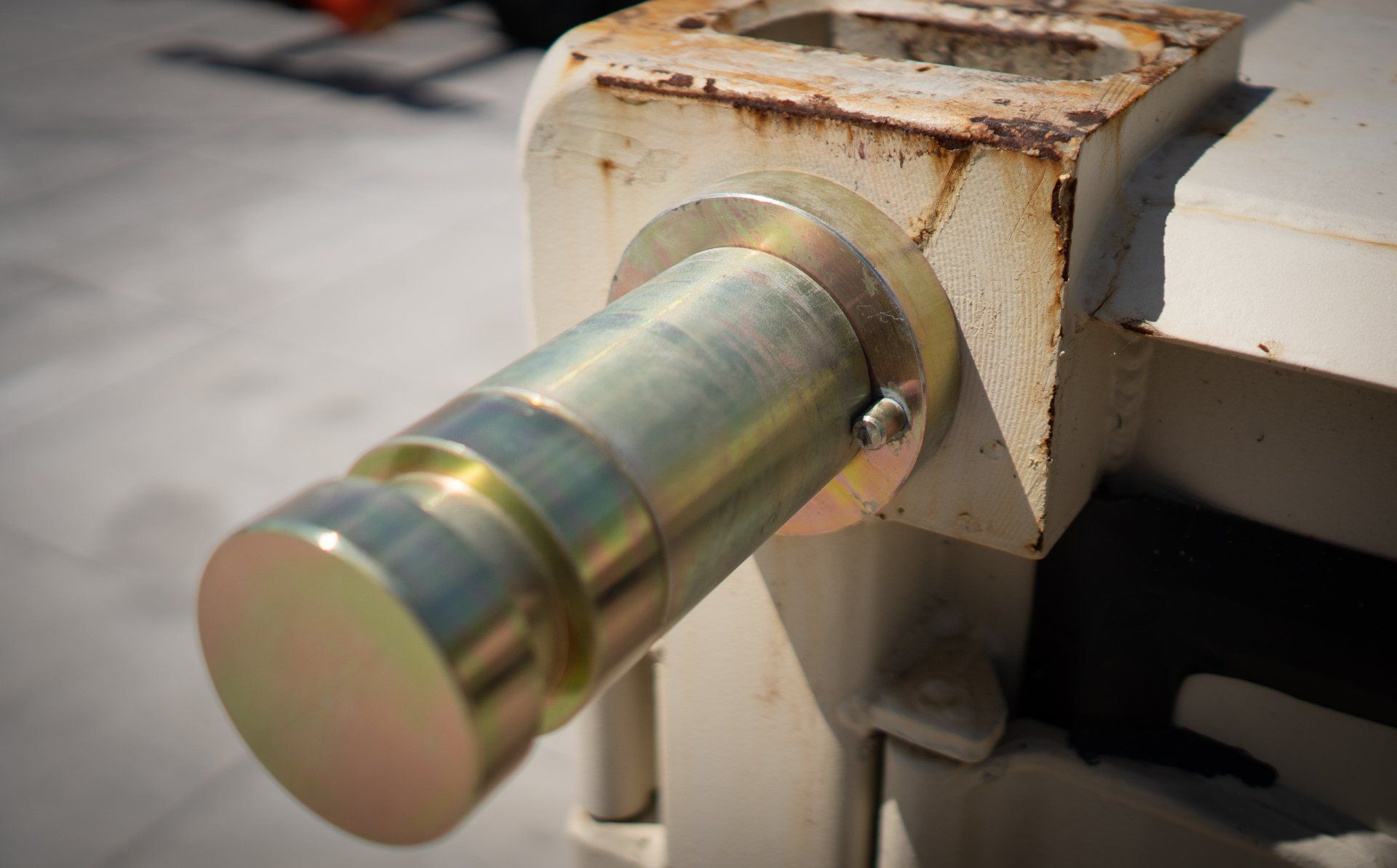 close-up ContainGo attachment pinmounted to a container