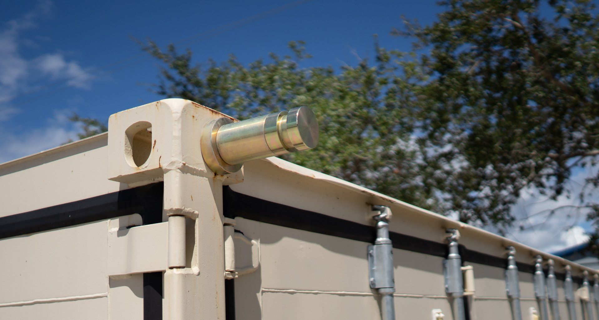 ContainGo attachment pinmounted to a container