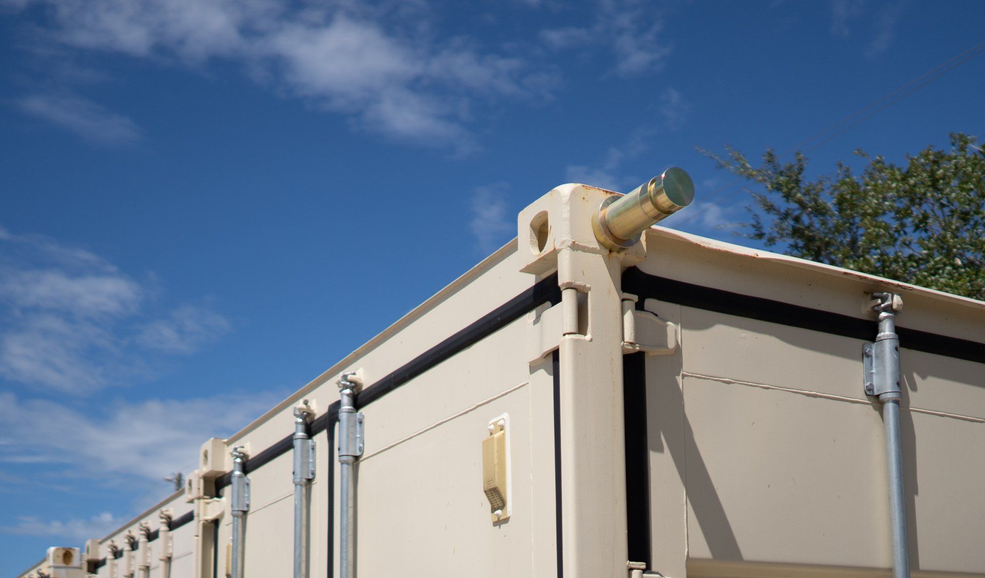 ContainGo attachment pinmounted to a container