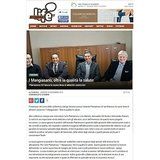 Quattro uomini sono seduti a un tavolo da conferenza in legno in un ufficio mentre scrivono un articolo di cronaca sul progetto sanitario di Mangassano.
